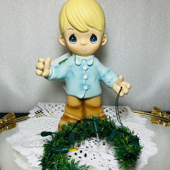 Precious Moments Large Holiday Boy With light up Wreath - Picture 6 of 9
